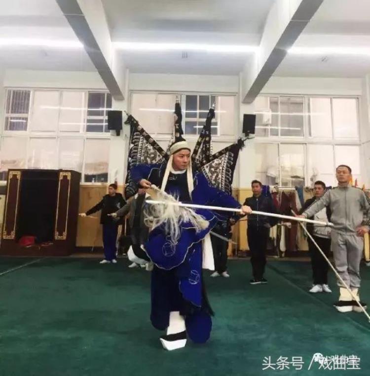 长见识过去的戏曲老艺人是怎么练腿功的「长见识过去的戏曲老艺人是怎么练腿功的」