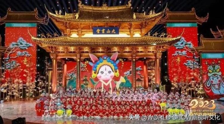 2o21年春节戏曲晚会「2023春节戏曲晚会舞美解析沉浸式戏台打造山水实景新体验」